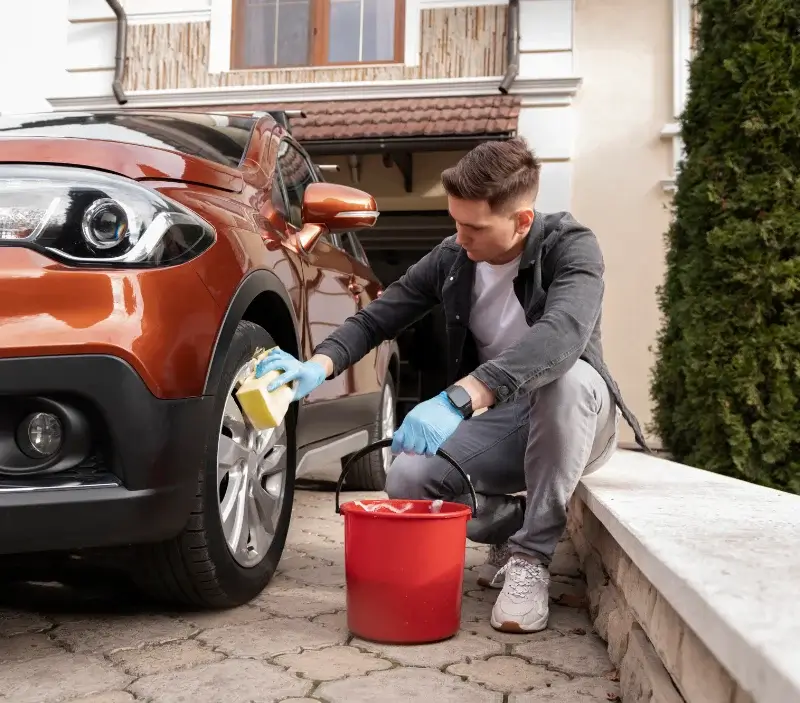 Lavage auto à domicile Léaz : professionnel intervenant sur un véhicule